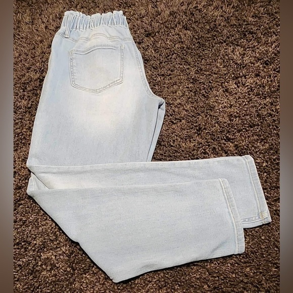 TRUE Craft Light Wash Some Distress Size 7 High Waisted Mom Jeans - Picture 8 of 12